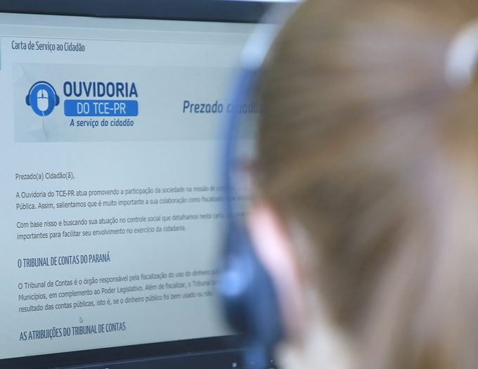 Atendimento na Ouvidoria do TCE-PR. Foto: Wagner Araújo/Divulgação TCE-PR