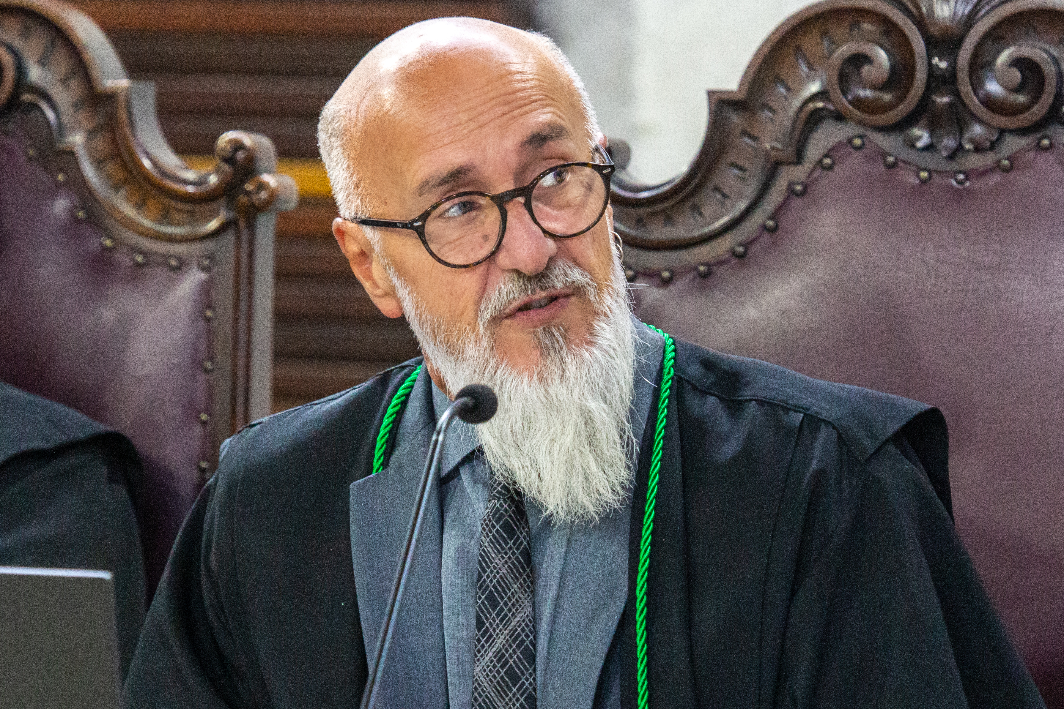 O conselheiro Fernando Guimarães relata processo em sessão presencial do Pleno do Tribunal de Contas do Estado do Paraná (TCE-PR)