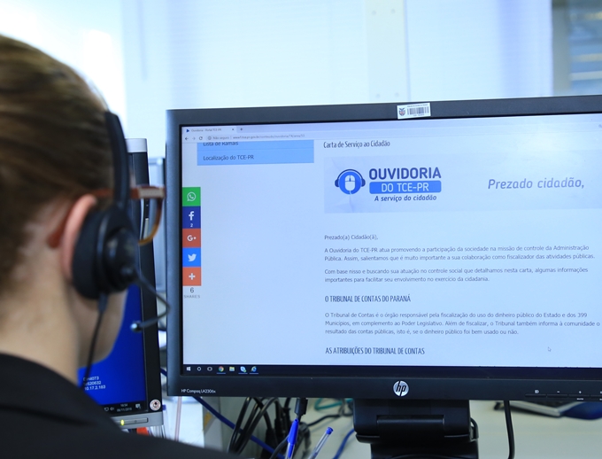 Atendimento da Ouvidoria, principal canal de comunicação do Tribunal de Contas do Estado do Paraná com o cidadão paranaense.
Foto: Wagner Araújo/Divulgação TCE-PR
