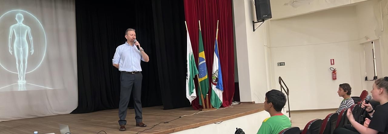 Fábio André Rosenfeld, gerente de Planejamento da Coordenadoria de Atendimento ao Jurisdicionado e de Controle Social (CACS) do TCE-PR, durante palestra no Município de Ouro Verde do Oeste.
Foto: Divulgação
