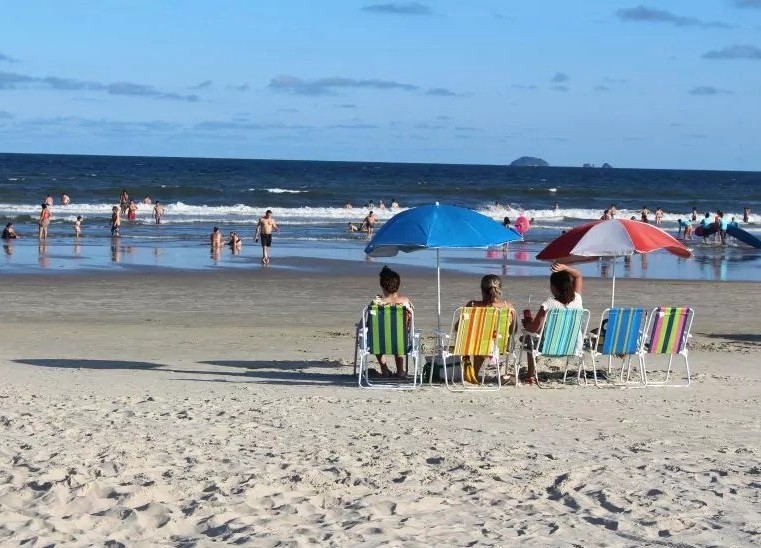 Praia em Pontal do Paraná, município do Litoral do estado