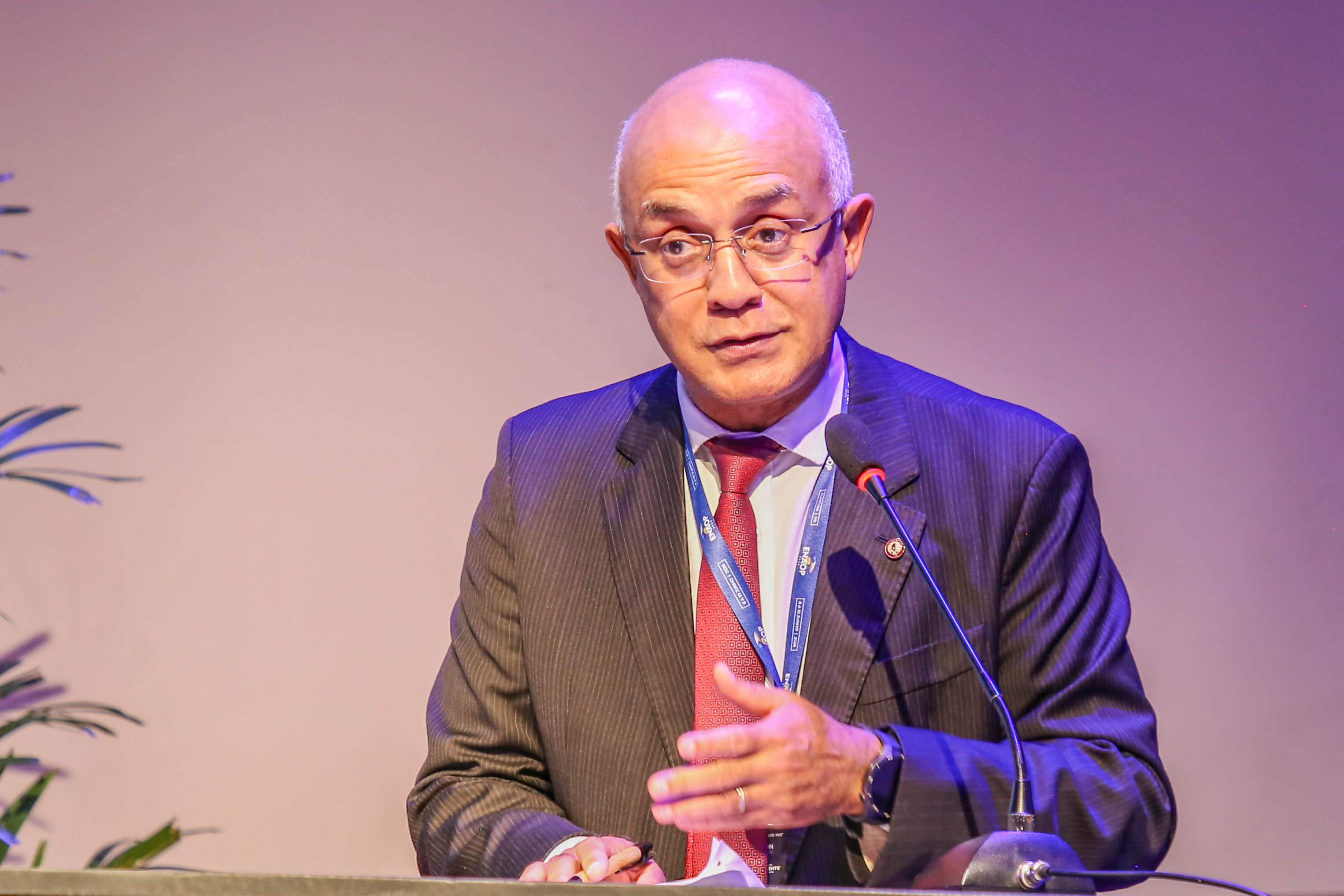 O presidente do IRB, conselheiro Inaldo da Paixão (TCE-BA), durante a cerimônia de abertura do Enaop 2026
