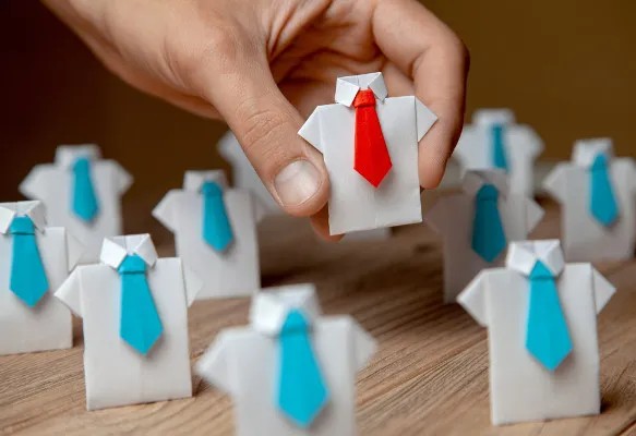 A contratação irregular de parentes de gestores, conhecida como nepotismo, é uma prática proibida no serviço público