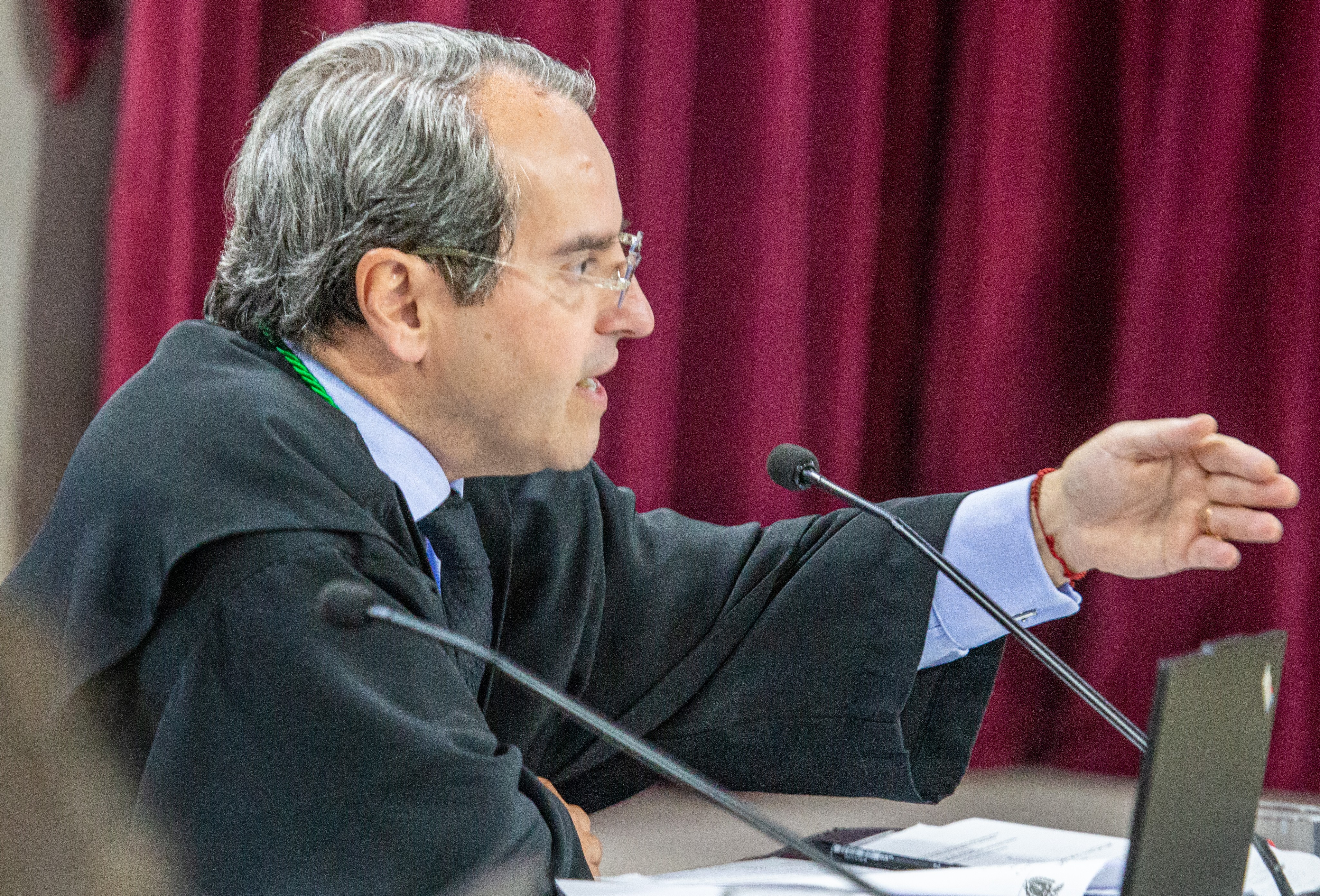 O conselheiro Ivan Bonilha relata processo em sessão presencial do Pleno do Tribunal de Contas do Estado do Paraná (TCE-PR)