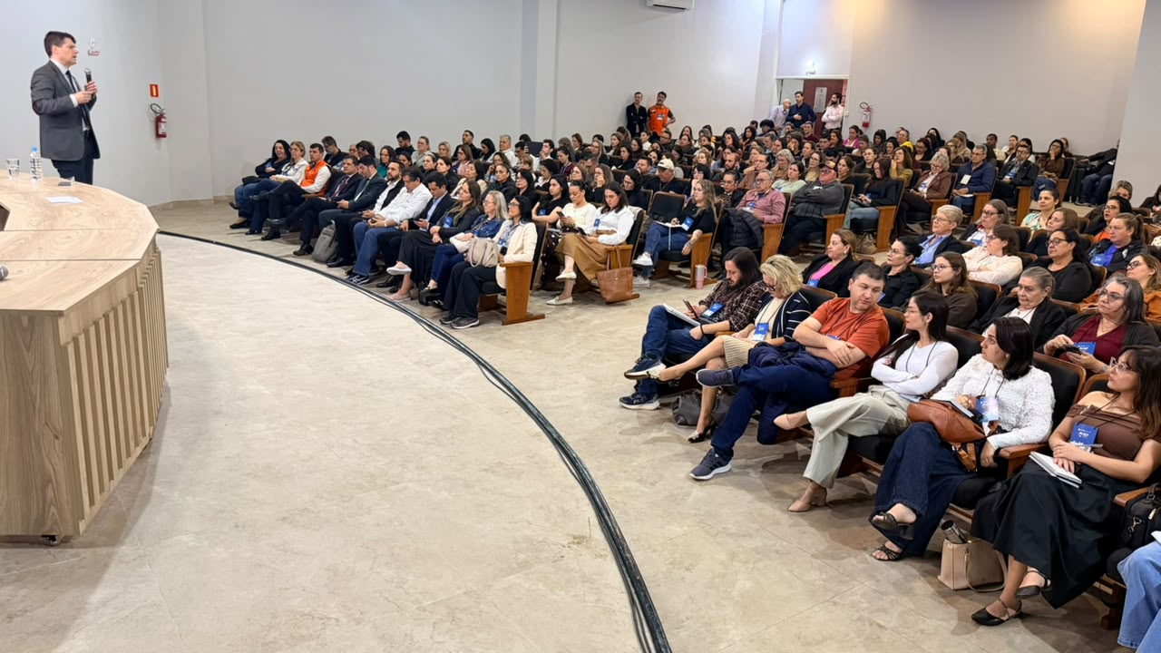 O presidente do TCE-PR, conselheiro Ivens Linhares, profere palestra no Fórum de Controle Social de Cascavel